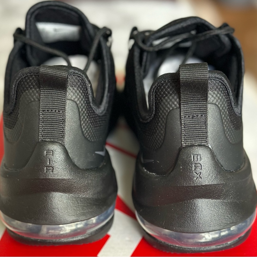 Nike women’s Air Max Axis - Picture 4 of 8